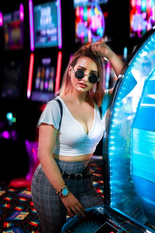 站在蓝色led机旁边的女人 · 免费素材图片