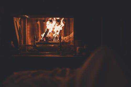 在壁炉中燃烧的木柴 · 免费素材图片