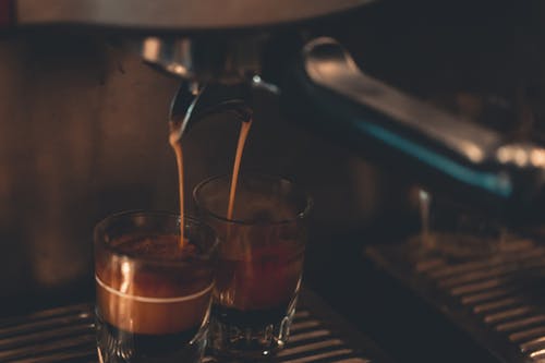 两杯浓缩咖啡机 · 免费素材图片