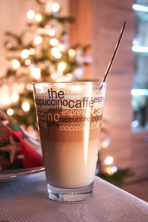 白色液体透明水杯 · 免费素材图片