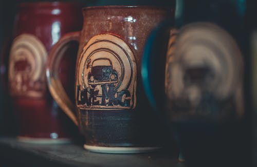 三个棕色啤酒杯 · 免费素材图片
