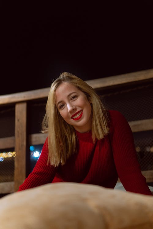 红色长袖上衣的女人 · 免费素材图片