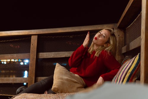 女人坐在棕色木 · 免费素材图片