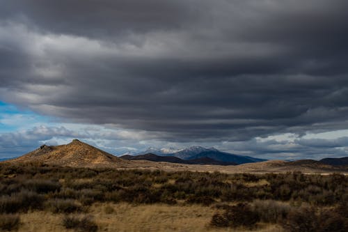 在灰色的天空下山的风景摄影 · 免费素材图片