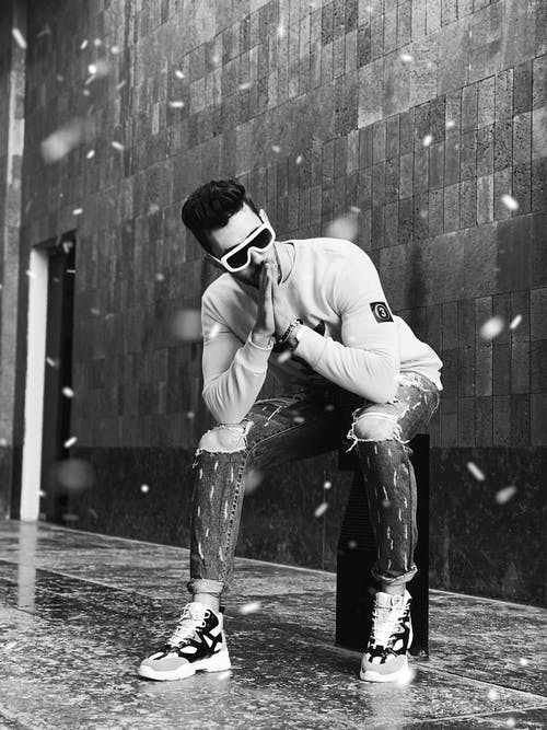 男子坐在凳子上 · 免费素材图片