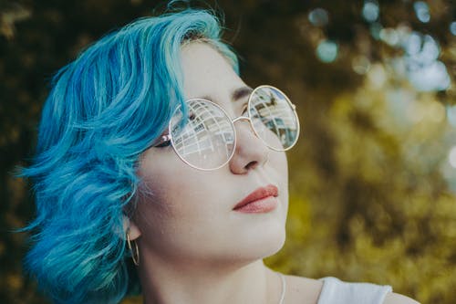 蓝头发的女人以自拍照 · 免费素材图片