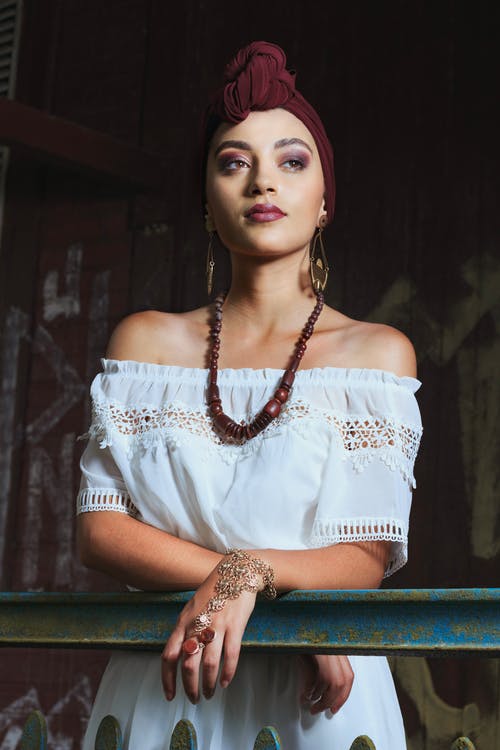 站在栏杆上的常设女人的照片 · 免费素材图片