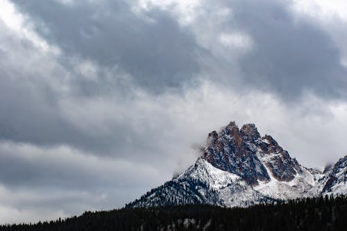 灰云下的灰白山 · 免费素材图片