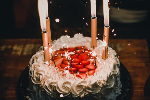 在看起来优雅的蛋糕上点燃蜡烛 · 免费素材图片