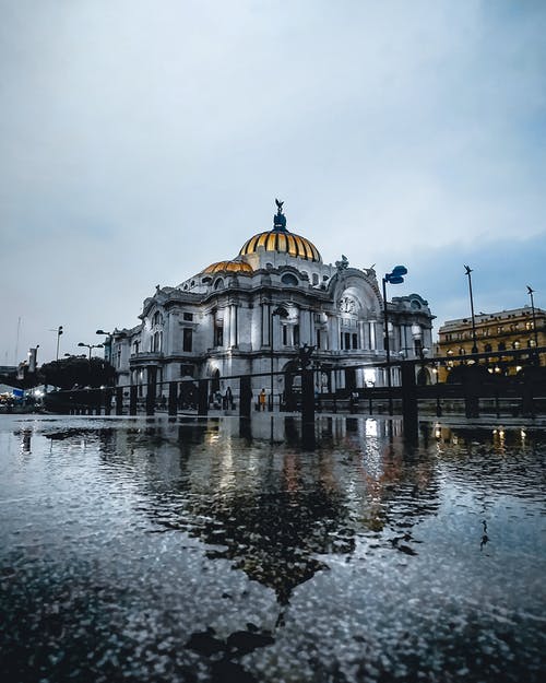 水体附近的灰色混凝土圆顶建筑 · 免费素材图片