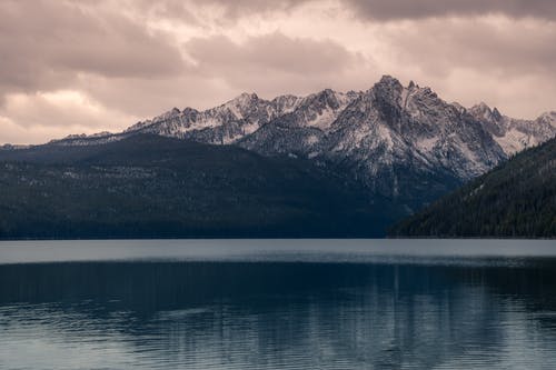 水域附近的阿尔卑斯山风景摄影 · 免费素材图片