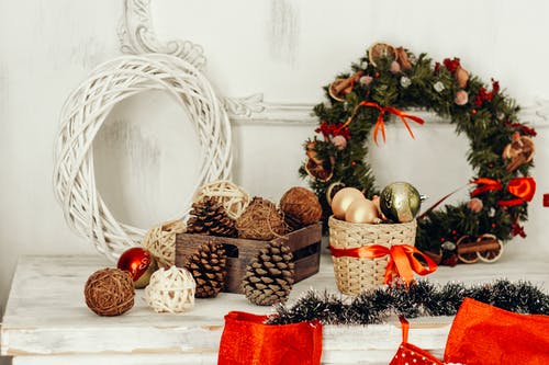 木制的桌子上的圣诞装饰品 · 免费素材图片