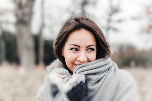 女人微笑的选择性聚焦摄影 · 免费素材图片