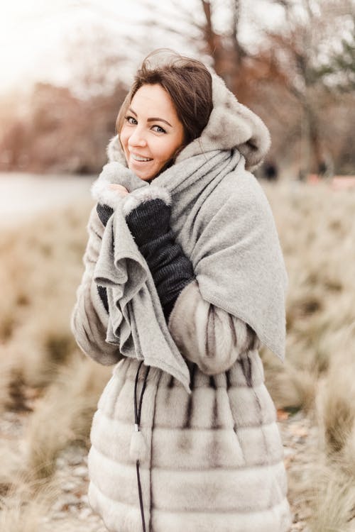 户外穿灰色皮大衣的女人的选择性聚焦摄影 · 免费素材图片