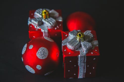 红色和银色圣诞装饰品的特写照片 · 免费素材图片