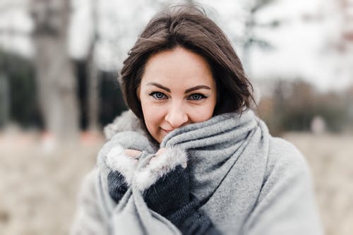 女人站在树旁的选择性聚焦摄影 · 免费素材图片