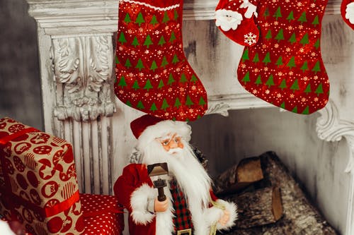 圣诞老人雕像站在壁炉旁 · 免费素材图片