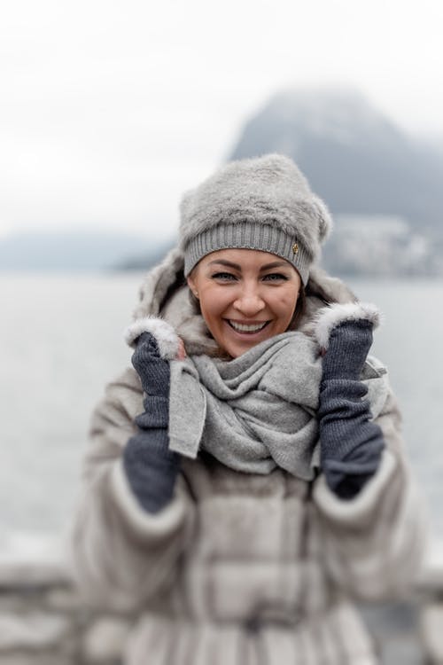 冬季服装的微笑女人的照片 · 免费素材图片