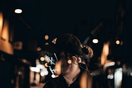 戴黑色阿迪达斯帽的人 · 免费素材图片