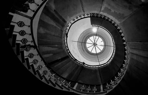 螺旋楼梯的低角度照片 · 免费素材图片