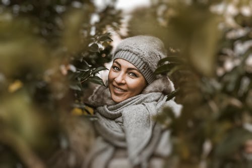 灰色毛衣 · 免费素材图片