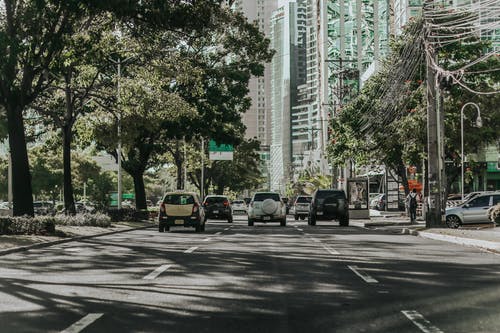 道路上的汽车 · 免费素材图片