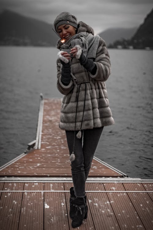 灰色毛衣 · 免费素材图片