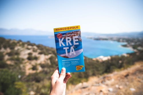 持有蓝色地图的人 · 免费素材图片