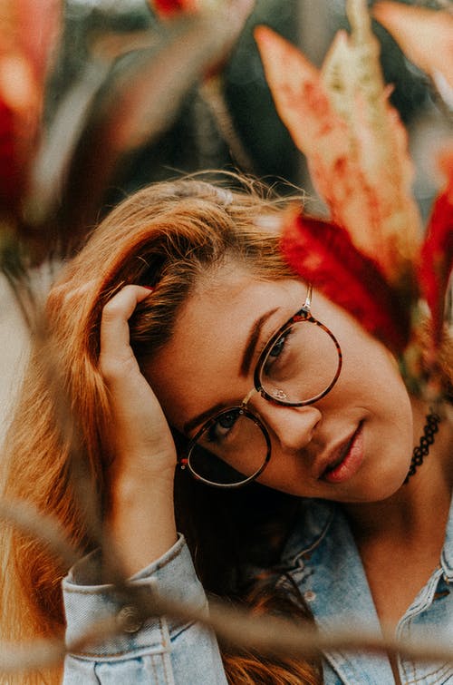 戴墨镜的太阳镜的女人的照片 · 免费素材图片