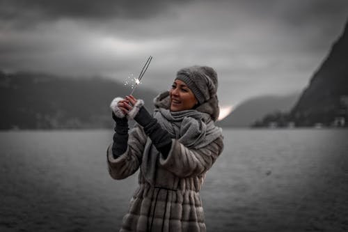 女人拿着烟火的照片 · 免费素材图片