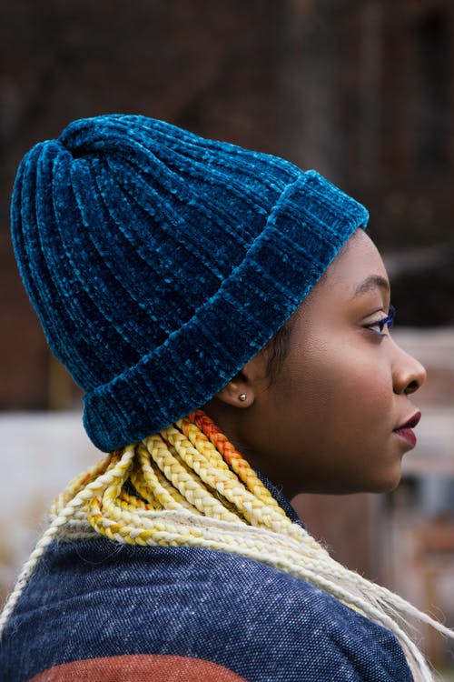 女人戴着青色针织帽 · 免费素材图片