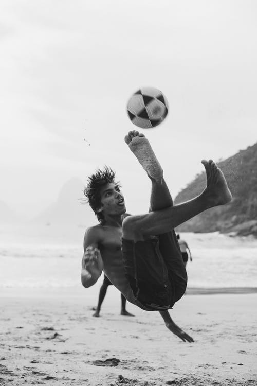 踢足球的人的灰度摄影 · 免费素材图片