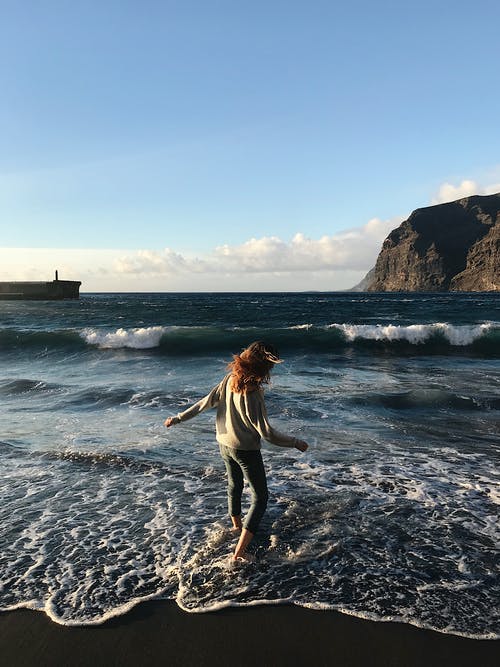 站在海边的女人的照片 · 免费素材图片