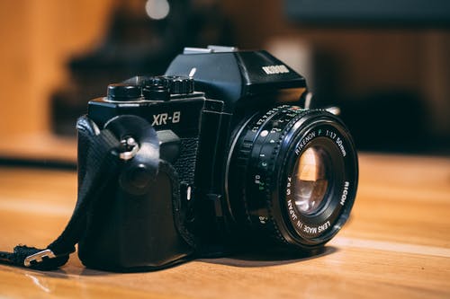 黑色尼康单反相机 · 免费素材图片