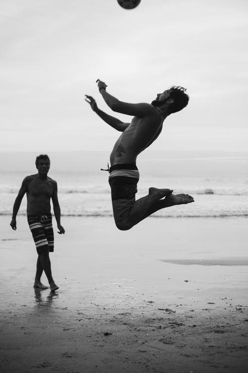 两名男子打沙滩排球 · 免费素材图片