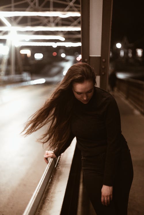 女人在桥上的选择性聚焦摄影 · 免费素材图片