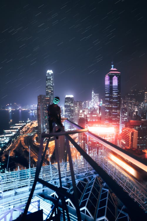 站在金属框架上的人 · 免费素材图片