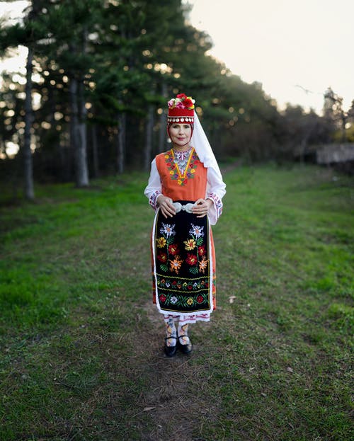 穿保加利亚民间服装的妇女的选择性聚焦摄影 · 免费素材图片
