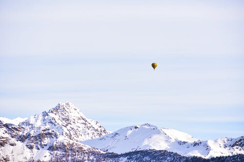 黄色热气球漂浮 · 免费素材图片