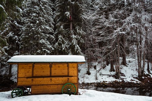 雪盖的木制棚屋的照片 · 免费素材图片