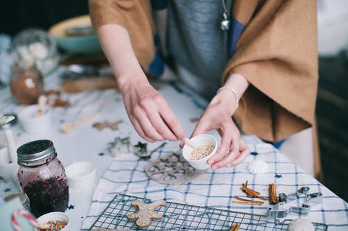 在桌子上的果酱罐附近的格栅炉排上的姜饼 · 免费素材图片