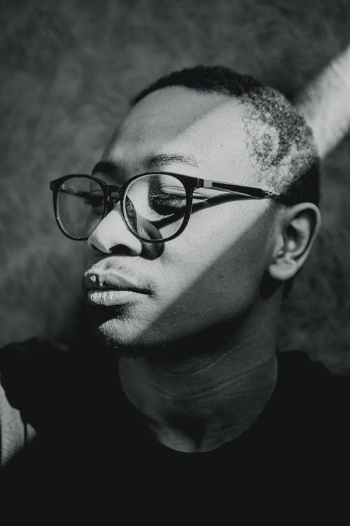 戴眼镜的灰度摄影 · 免费素材图片