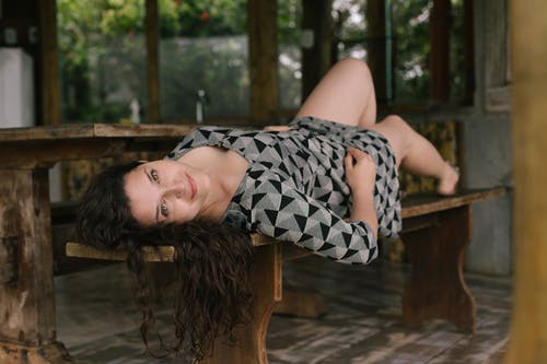 长凳上的妇女 · 免费素材图片