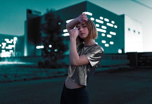 穿金属衬衫的女人的照片 · 免费素材图片