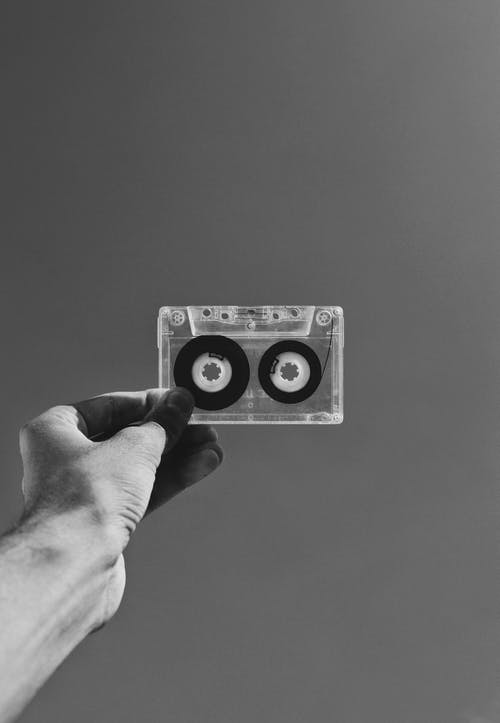 拿着盒式磁带的人的灰度摄影 · 免费素材图片