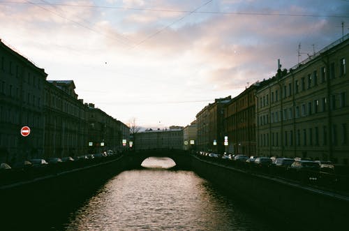 河在建筑物附近的照片 · 免费素材图片