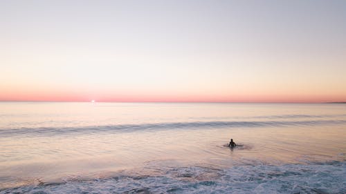 独自在海里游泳的人 · 免费素材图片
