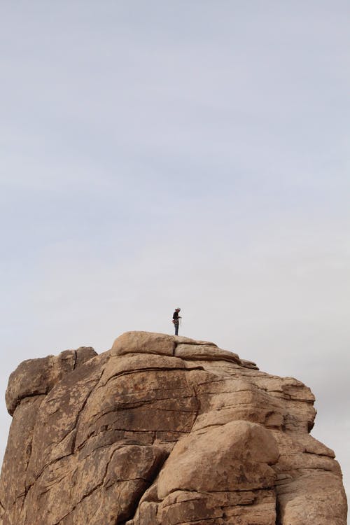 站在悬崖上的人 · 免费素材图片