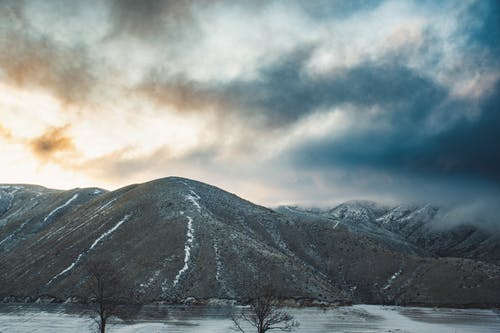 云下山的照片 · 免费素材图片