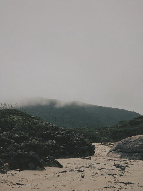 白云下的山 · 免费素材图片